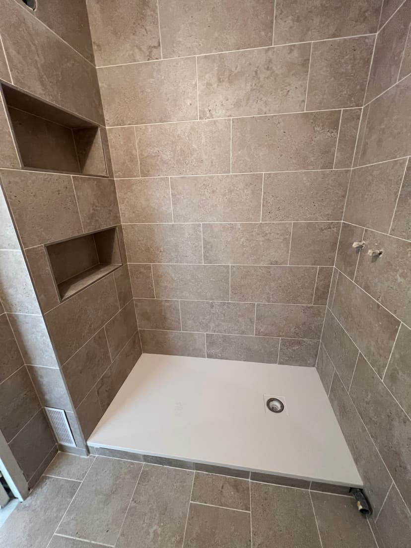 Salle de bain luxueuse avec niche de rangement