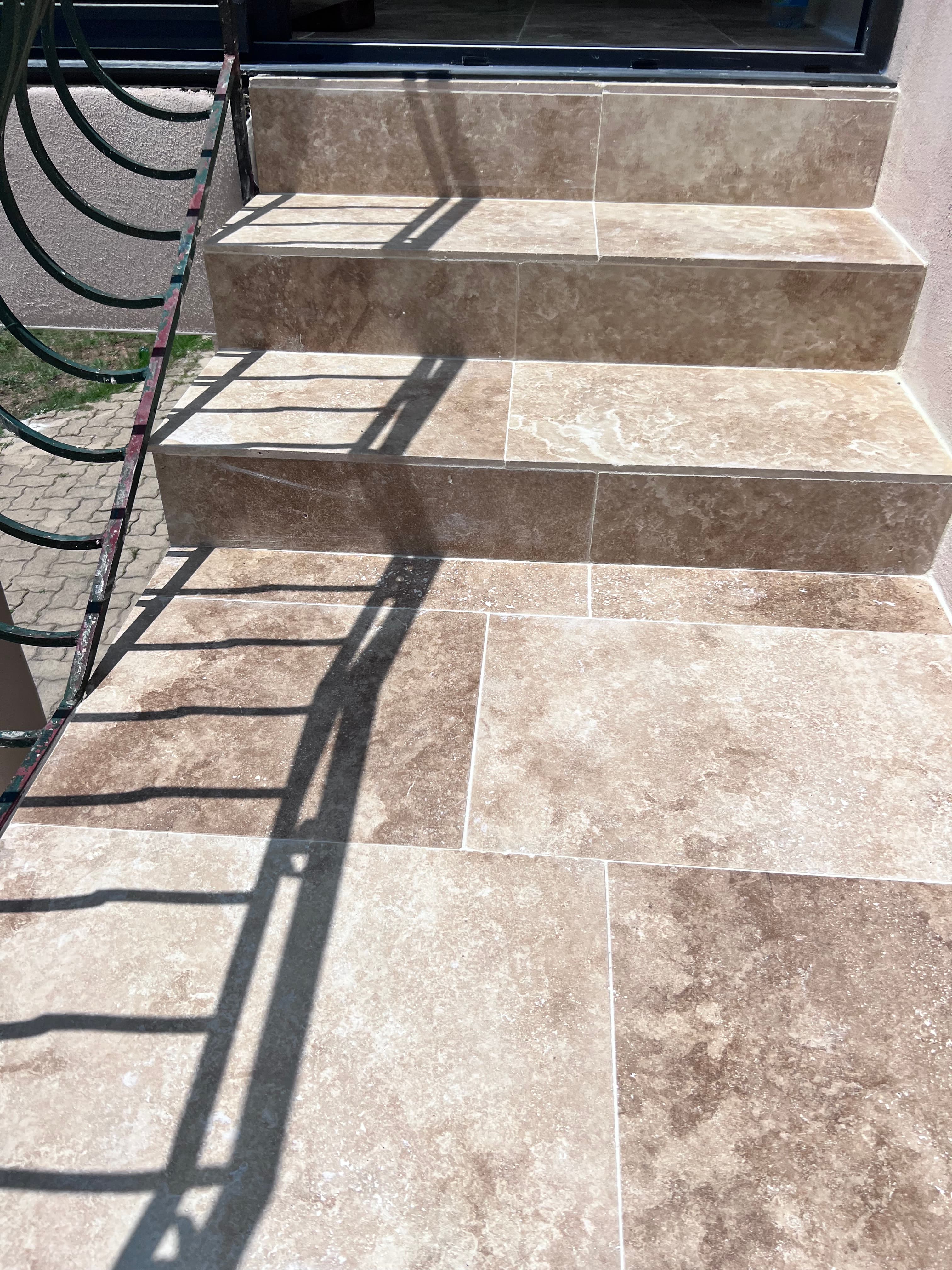 Escaliers en travertin beige