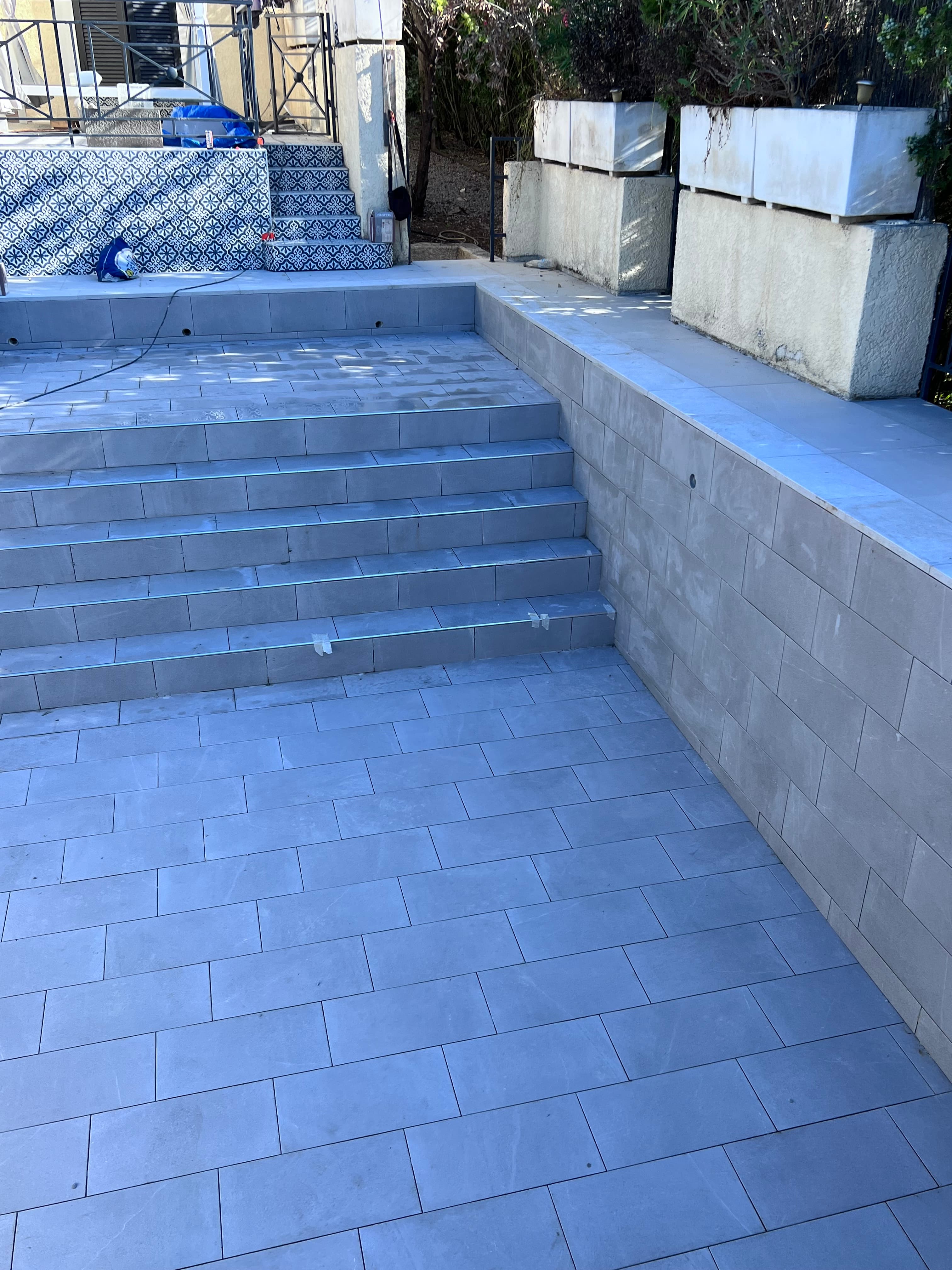 Piscine en carrelage gris