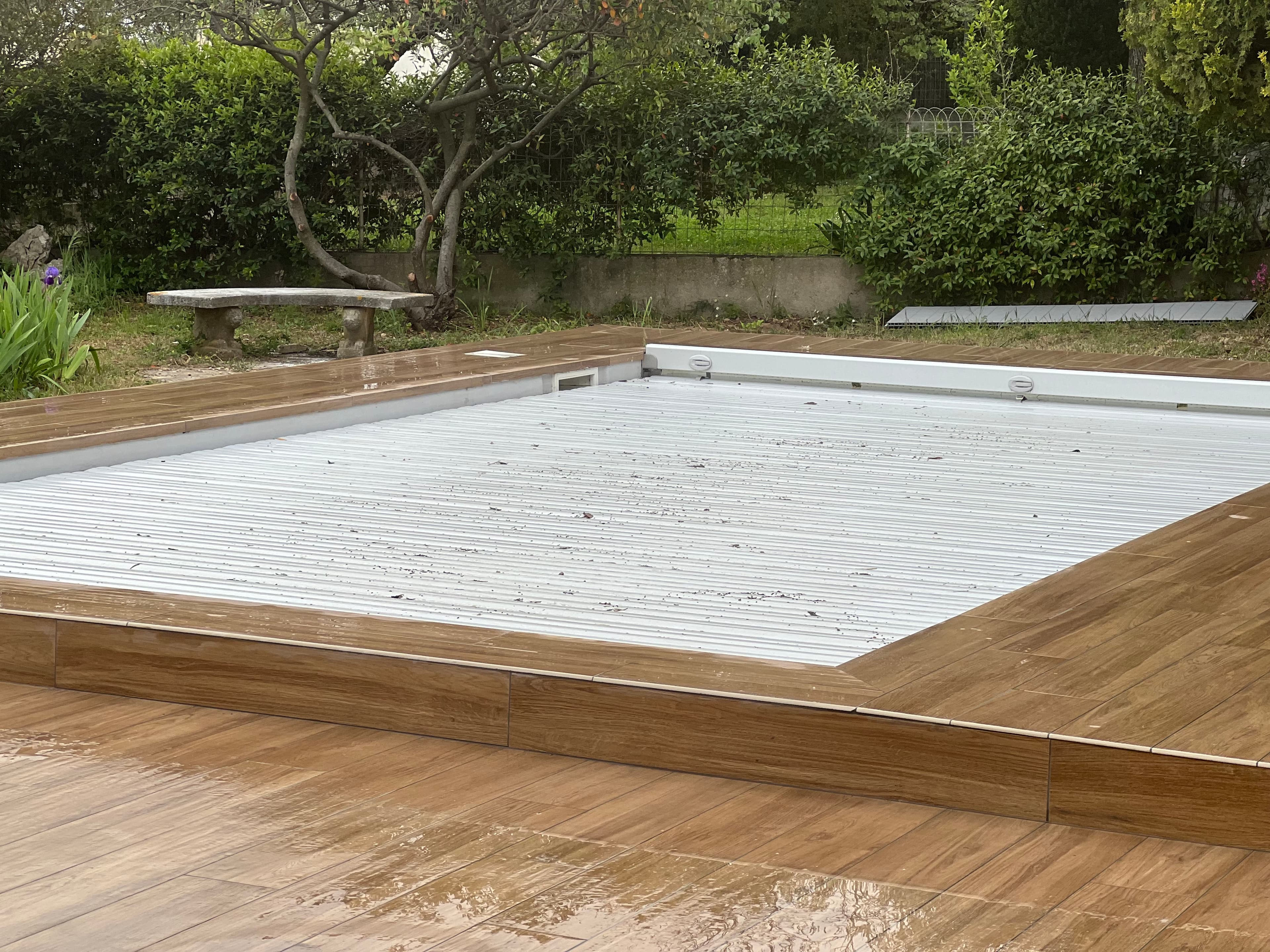 Piscine en carrelage imitation de bois