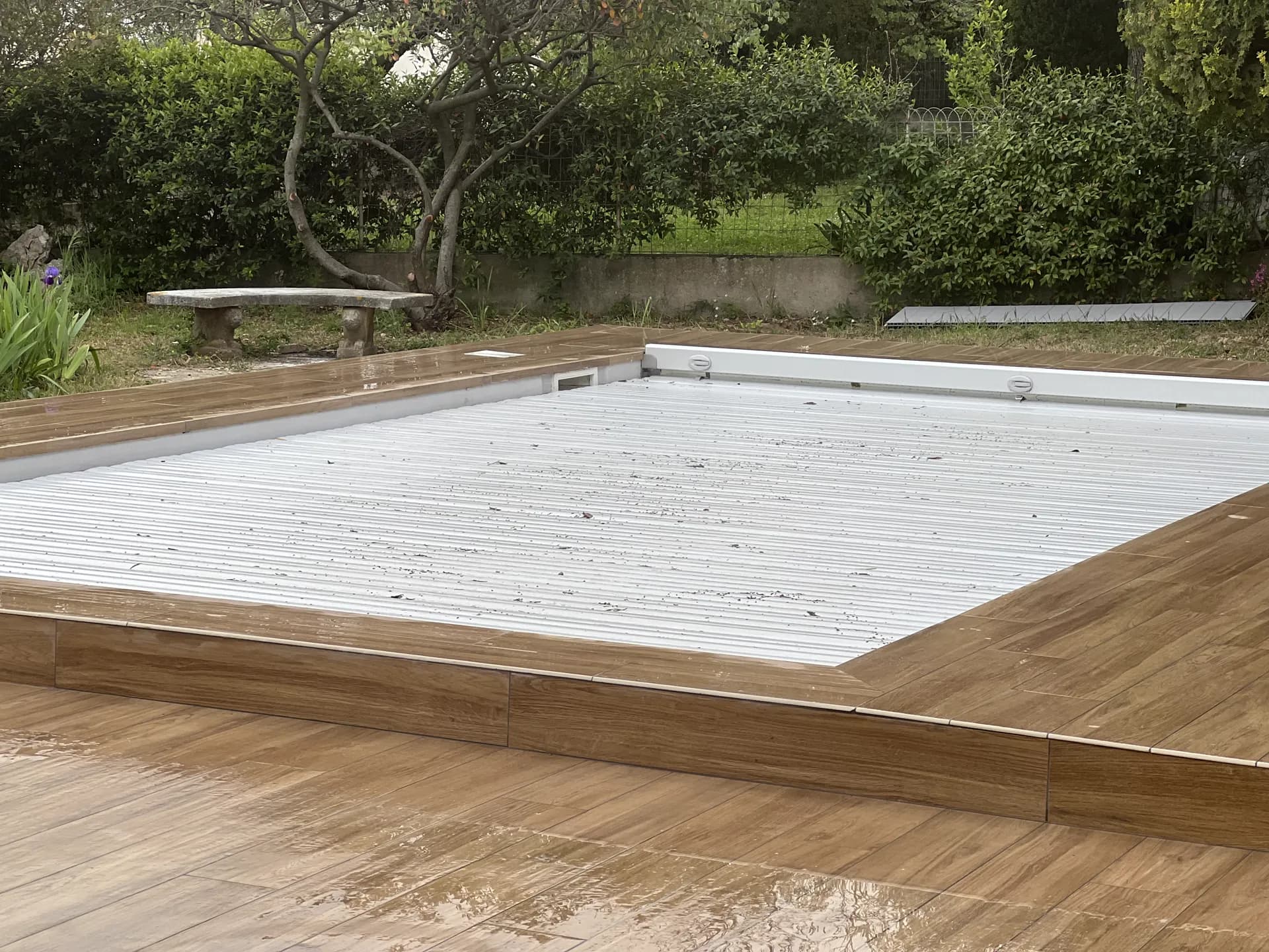 Piscine en carrelage imitation de bois