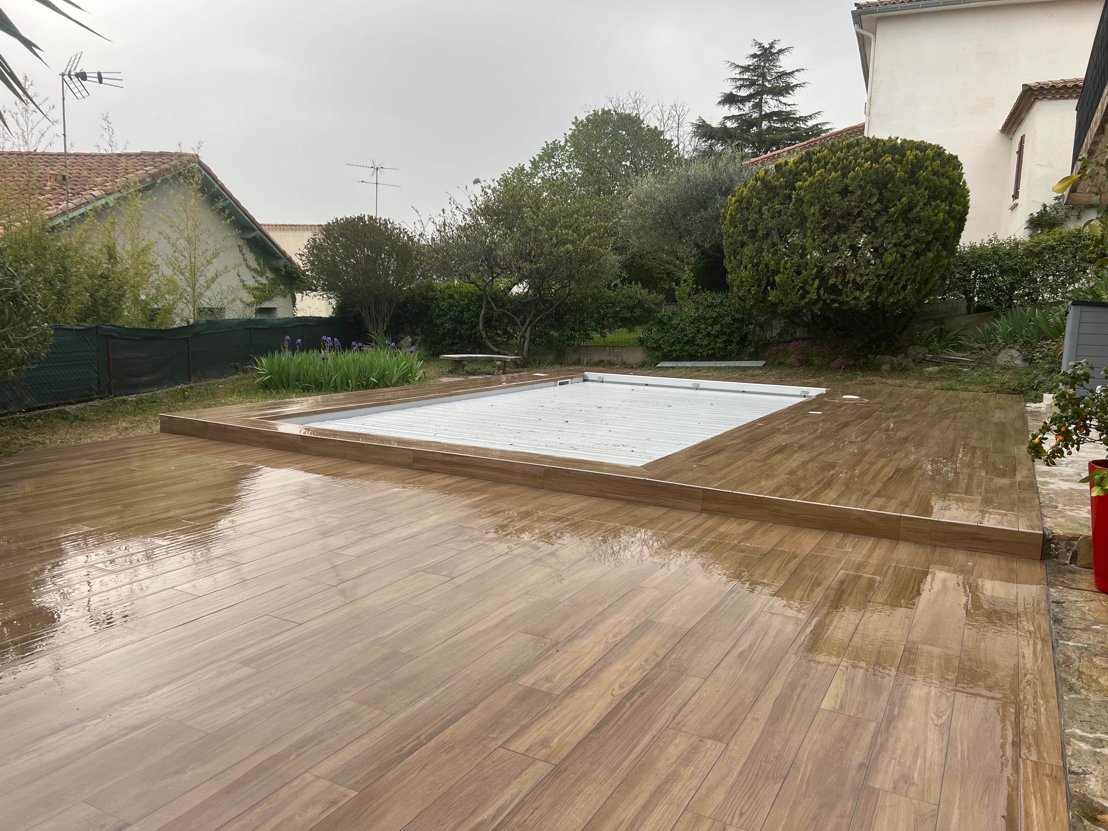 Piscine en imitation parquet