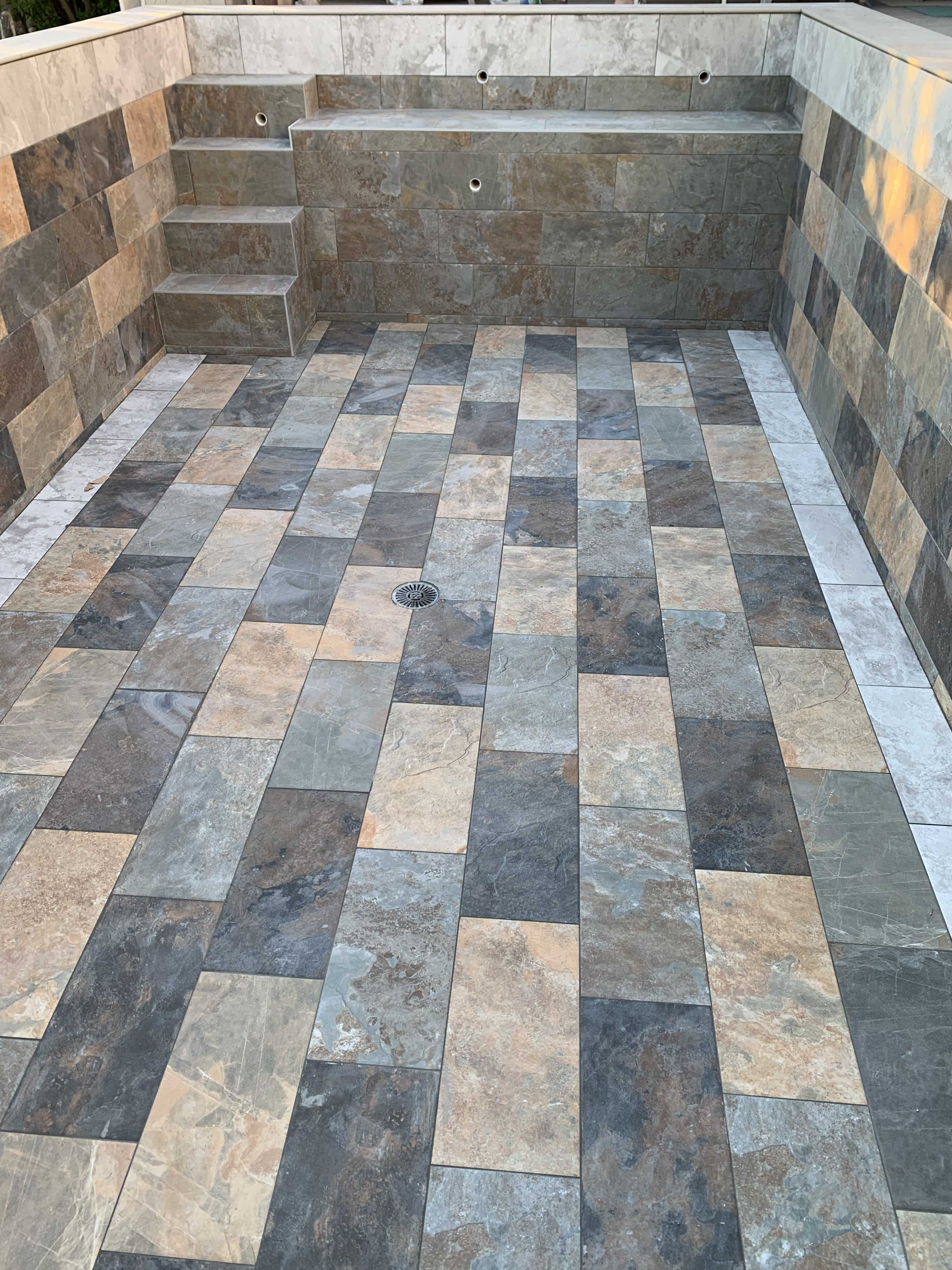 Réalisation de carrelage piscine en trois couleurs