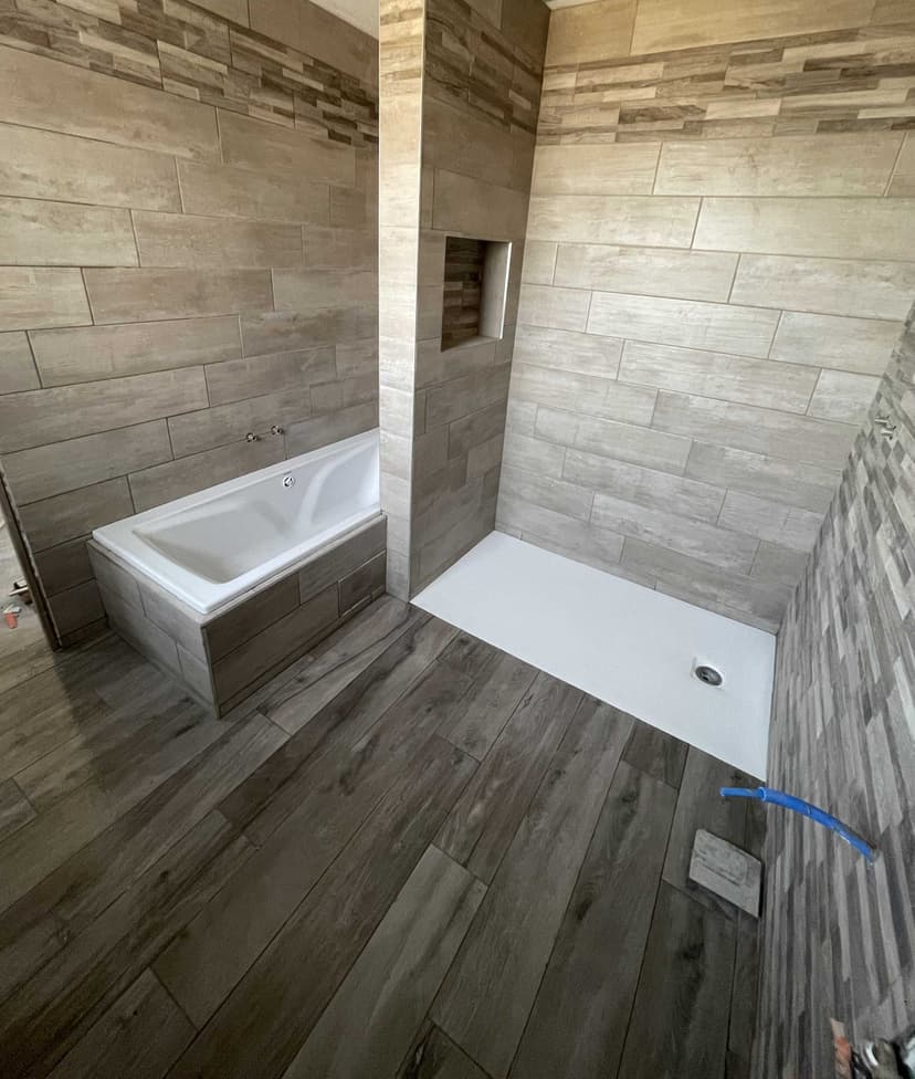 Salle de bain moderne avec baignoire et douche