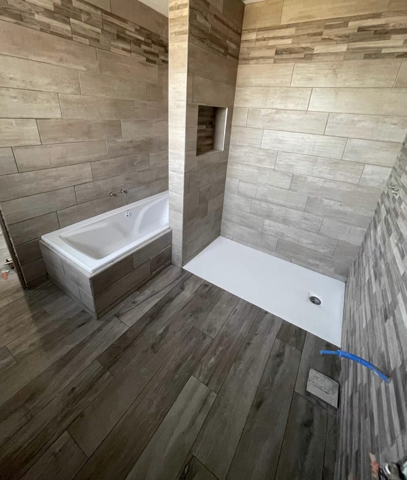 Salle de bain moderne avec baignoire et douche