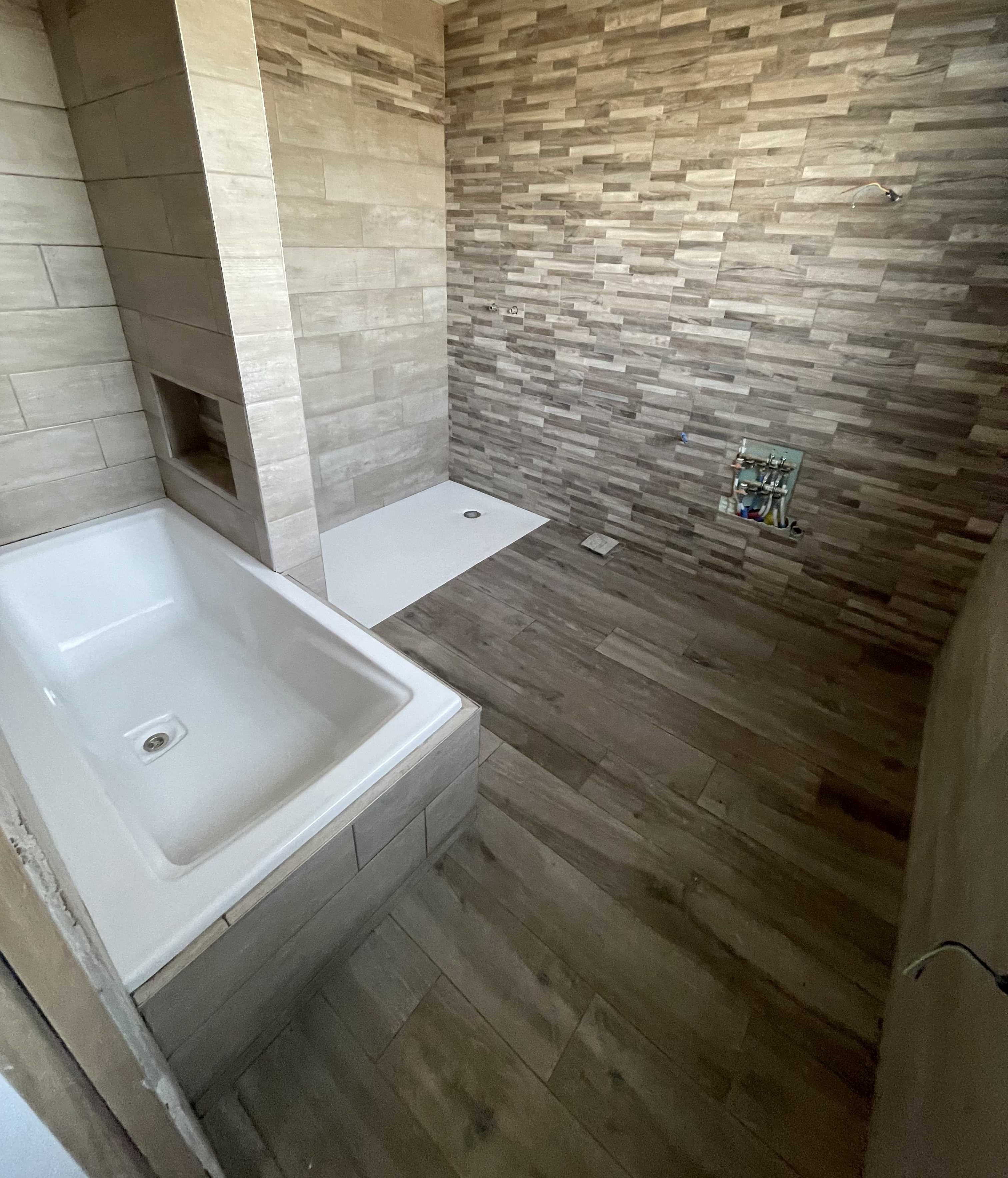 Salle de bain avec douche et baignoire