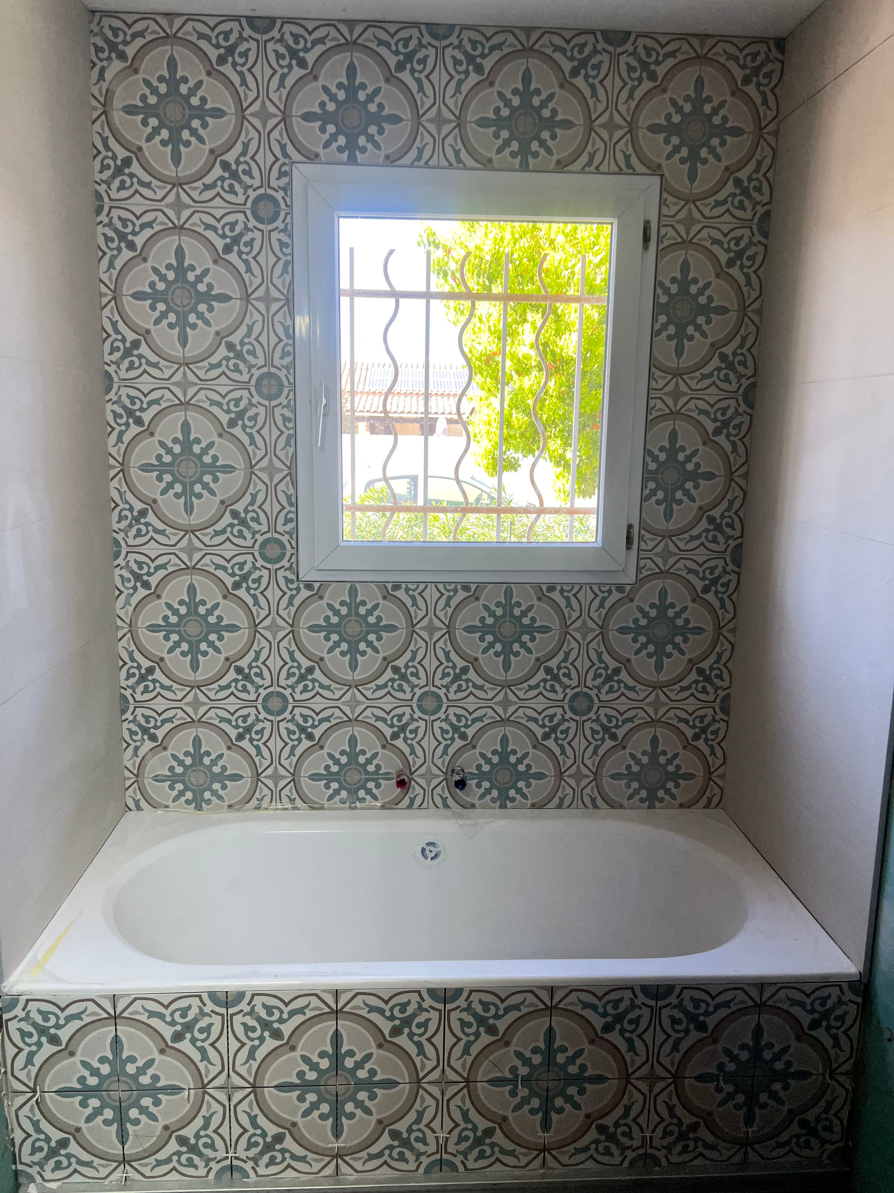Salle de bain en faïence à motif