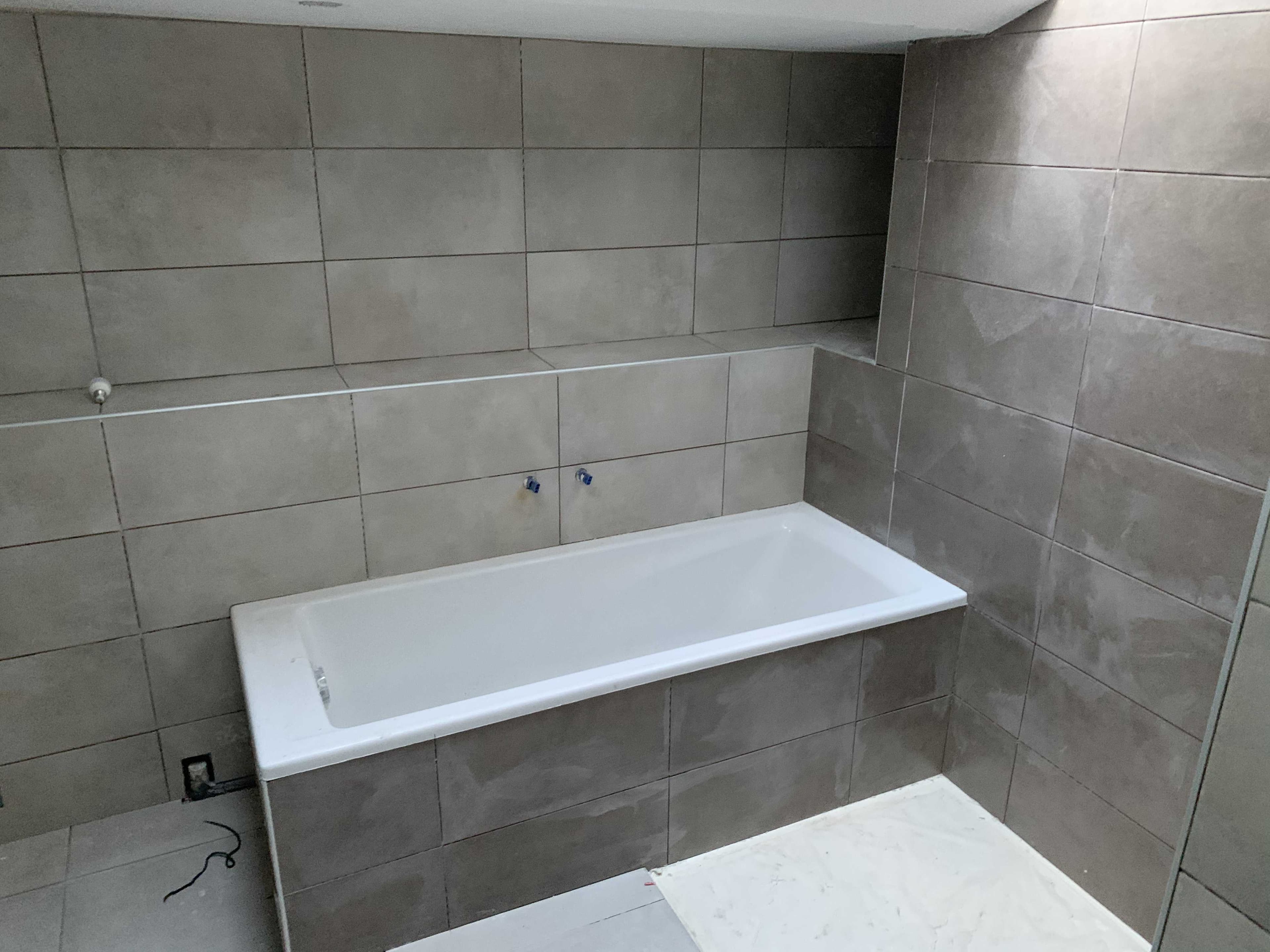 salle de bain faïence sobre