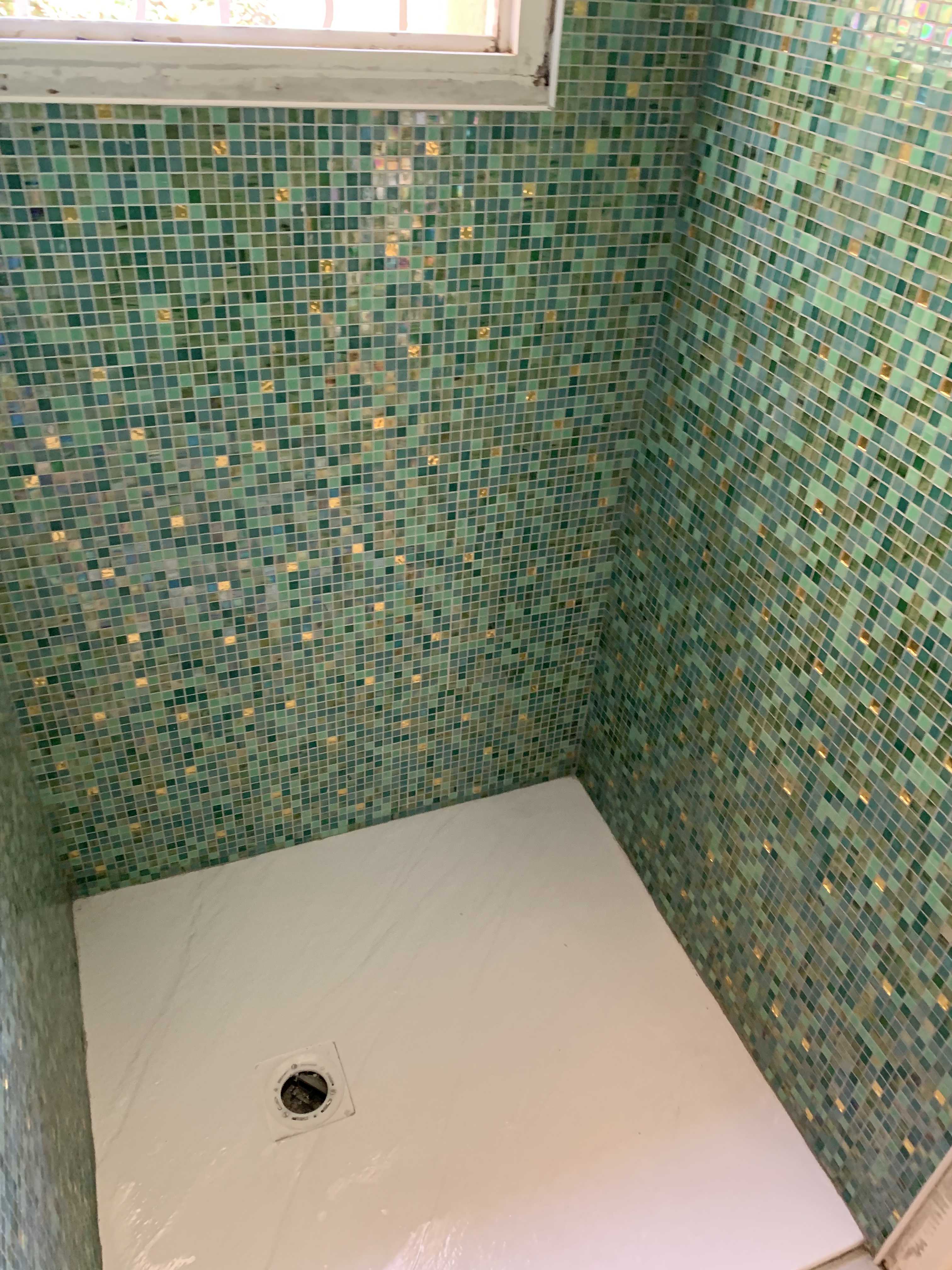 Salle de bain en mosaïque verte