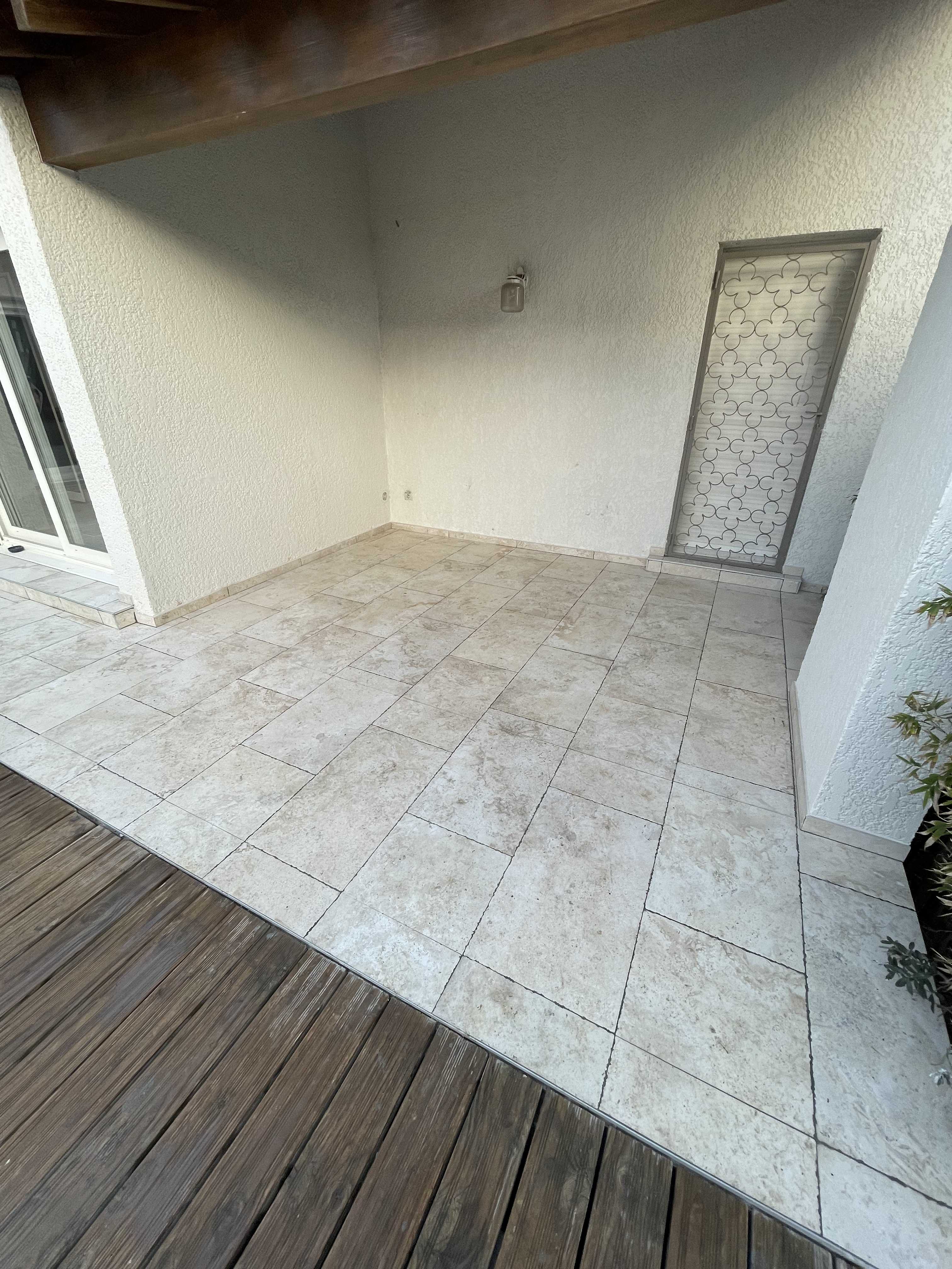 Terrasse en carrelage beige