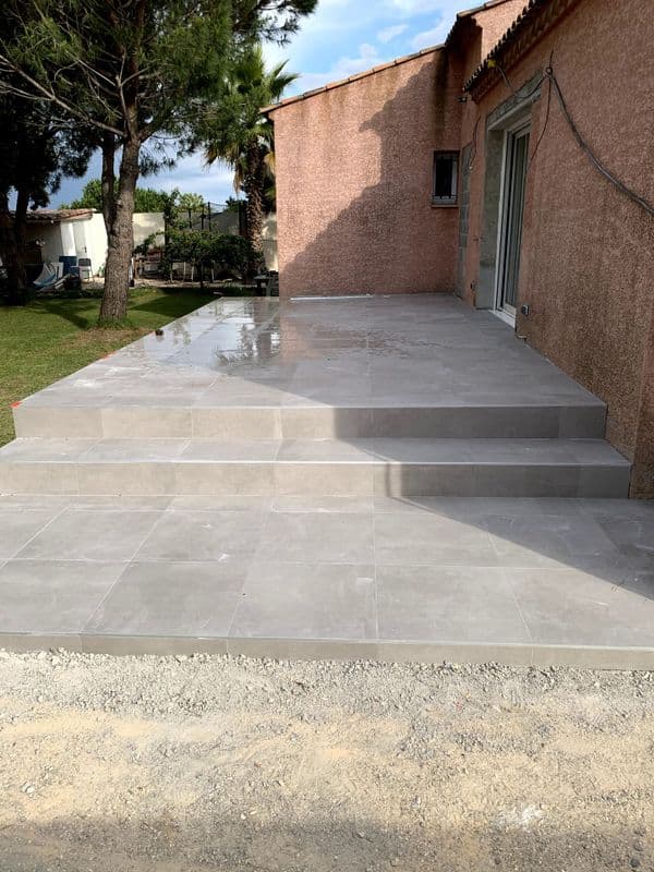 Terrasse avec carrelage moderne