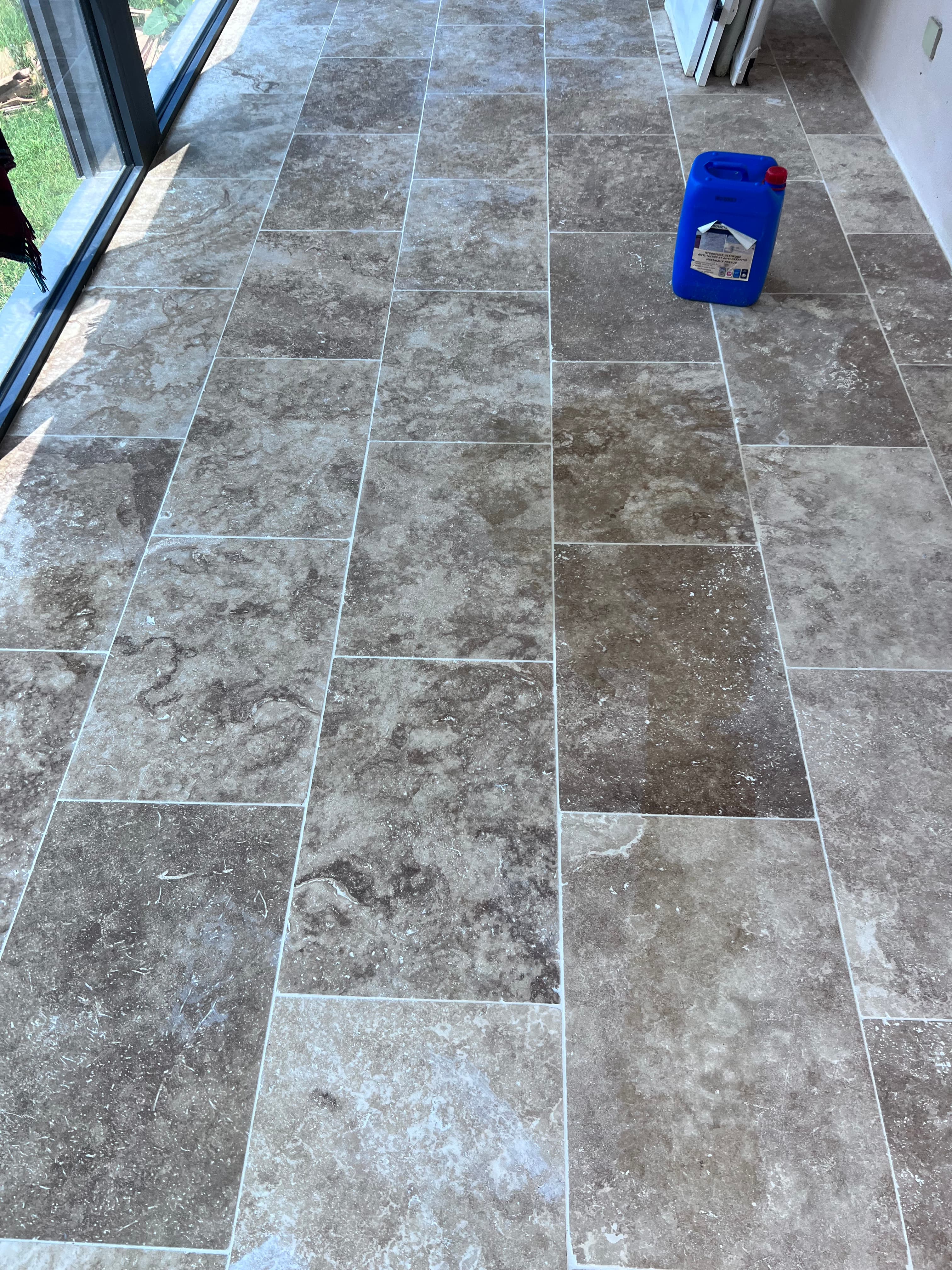 Travertin après application de produit de protection