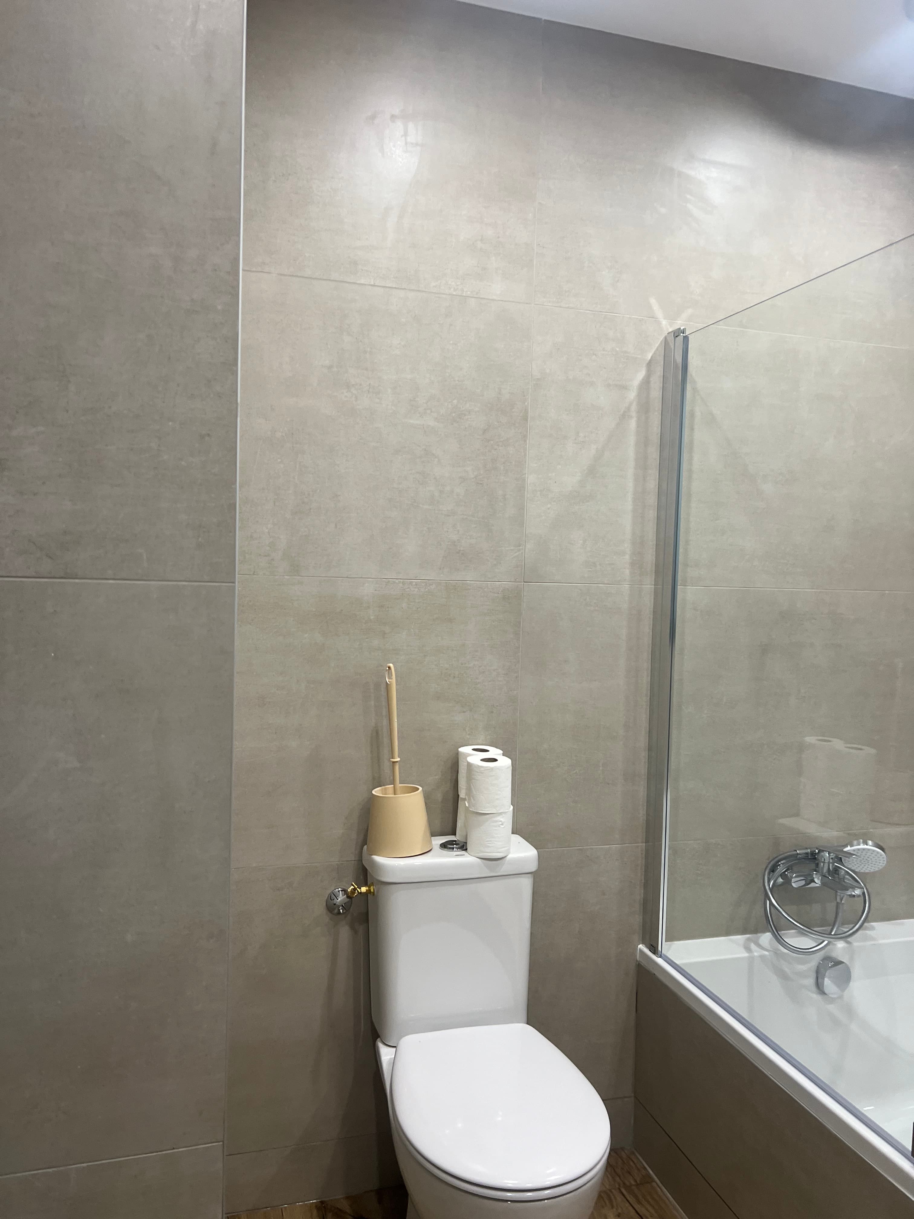 WC en faïence grise